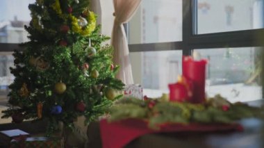 Üç yanan mum ve Noel ağacı