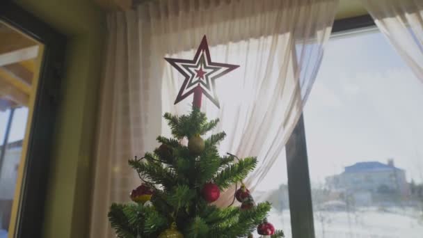 Close-up op kerstboom met ster op de top — Stockvideo