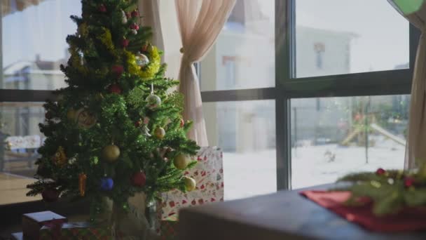 Χριστουγεννιάτικα στολίδια με κεριά και χριστουγεννιάτικο δέντρο. — Αρχείο Βίντεο