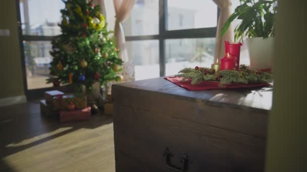 Três velas de advento ardentes e árvore de Natal em campos de bacharelado — Vídeo de Stock