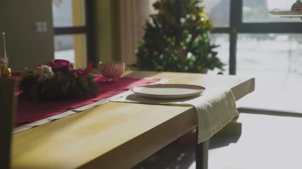 Jovem mulher colocando a mesa para a festa de Natal — Vídeo de Stock