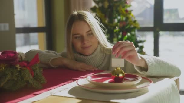 Jovem Mulher Bonita sonhando com a festa de Natal — Vídeo de Stock