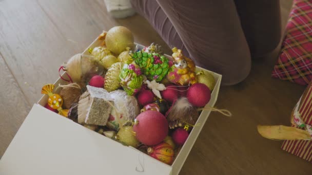 Große Schachtel mit Weihnachtsdekoration — Stockvideo