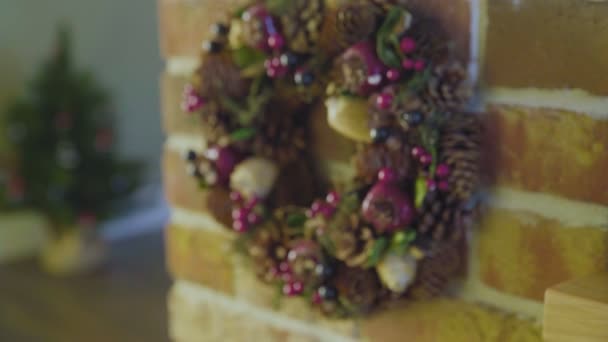 Couronne de Noël accrochée au mur de briques — Video