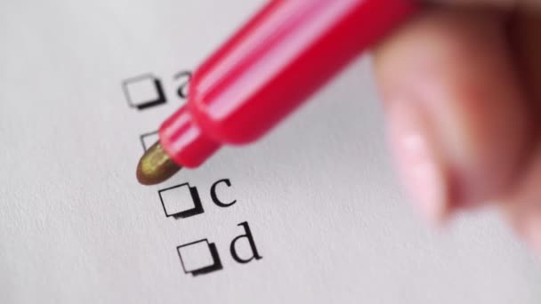 Ответ С. Красный маркер на бумажном ответе на вопрос в экзаменационном тесте . — стоковое видео