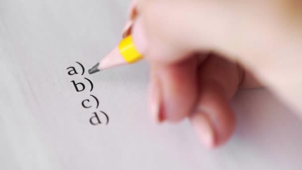 Risposta B. Risposta scritta della matita sulla risposta cartacea della domanda nella prova d'esame . — Video Stock