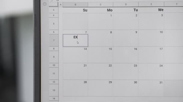 Écrire EXAMS le 7 sur le calendrier pour se souvenir de cette date . — Video