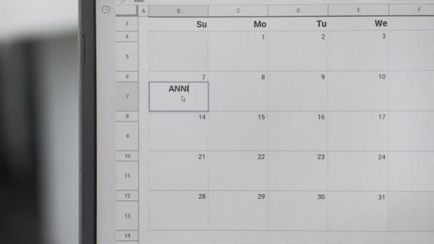 Escrevendo ANNIVERSÁRIO no 7o no calendário para lembrar-se desta data . — Vídeo de Stock