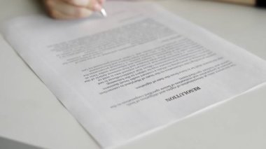 İş kadını iş taşımacılığı sözleşmesi veya karar imzalıyor