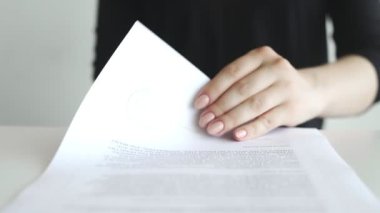 Sözleşmeye ya da belgelere onaylı damga koyan kadın eli.