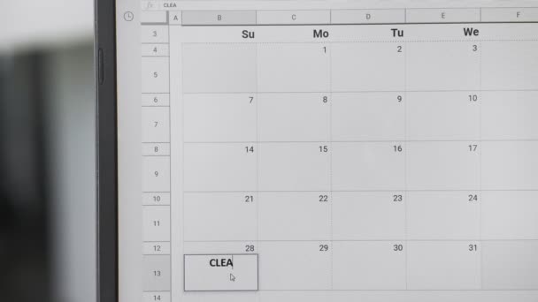 Schrijven Schoonmaakdag op 28ste op kalender om deze datum te onthouden. — Stockvideo