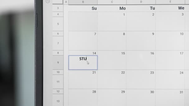 Schrijven studietijd op 14e en kopiëren naar de hele week op de kalender om deze datum te onthouden. — Stockvideo
