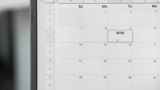 Написание бизнес-встречи 9-го числа по календарю, чтобы запомнить эту дату . — стоковое видео