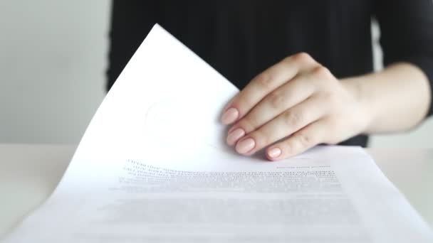Vrouwelijke hand die een gecertificeerd stempel in het contract of de documenten zet. — Stockvideo