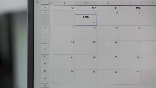 Écrire ANNIVERSAIRE le 1er sur le calendrier pour se souvenir de cette date . — Video