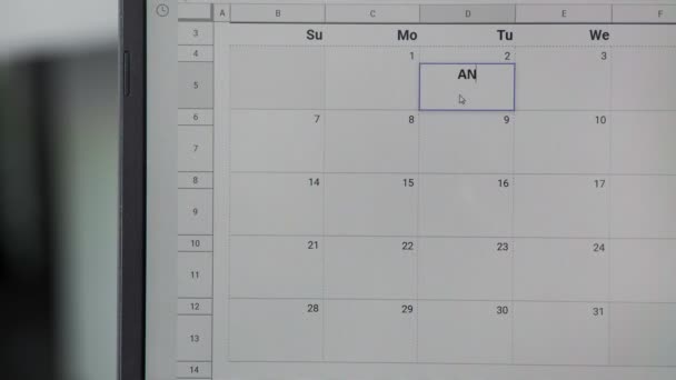 Escrevendo ANNIVERSÁRIO no dia 2 no calendário para lembrar-se desta data . — Vídeo de Stock