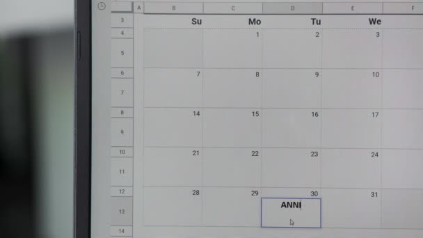 Écrire ANNIVERSAIRE le 30 sur le calendrier pour se souvenir de cette date . — Video