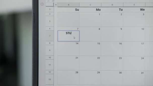 Studienzeit am 7. auf den Kalender schreiben, um sich dieses Datum zu merken. — Stockvideo