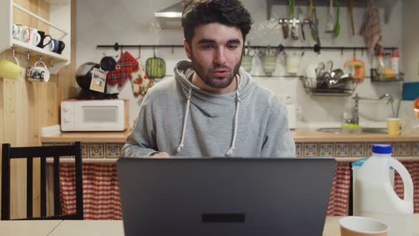 Freelancer computer portatile di lavoro e mangia cereali fiocchi di mais a casa cucina . — Video Stock