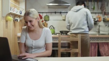 Mutlu çift kahvaltı yapıyor. Genç adam kız arkadaşına ya da karısına kahve getirir.