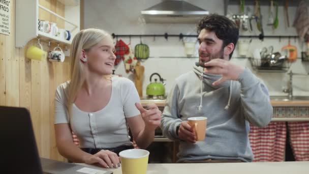 Boldog pár reggelizik. A fiatalember kávét hoz a barátnőjének vagy a feleségének. — Stock videók