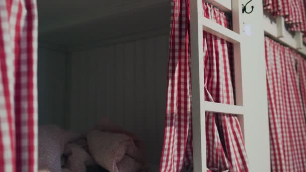 Jeune femme dans la salle commune auberge ferme les rideaux et va dormir — Video