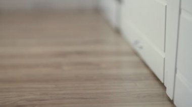 Kadın çoraptır, yataktan kalkıp dışarı çıkar.