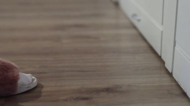 Kadın terliklerini çıkarıp uykuya dalıyor.