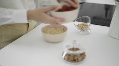 Seramik kase yulaf ezmeli yulaf lapası, muz, hurma, kurutulmuş kayısı, fındık. Sağlıklı kahvaltı ve diyet yemek..