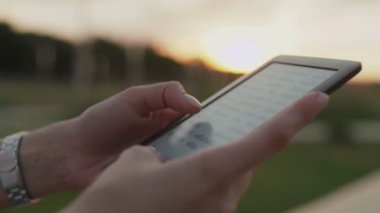 Kadınların ellerini kitapla kapat.