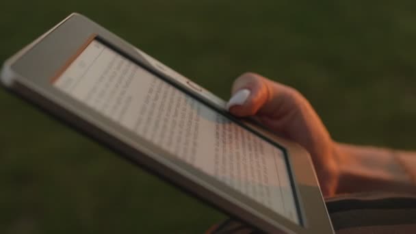 Gros plan des mains de femmes avec ebook — Video