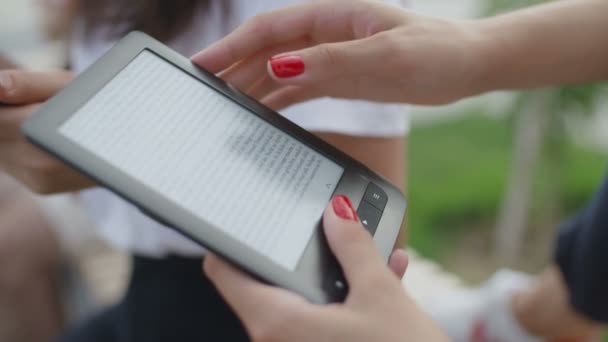 Close up de mãos de mulheres com ebook — Vídeo de Stock