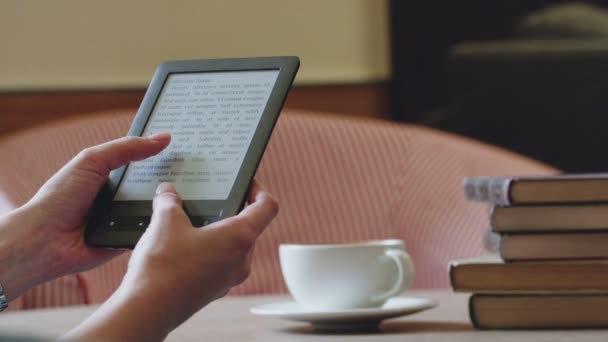 Jovencita leyendo un libro electrónico. Un estudiante lee un libro electrónico — Vídeo de stock