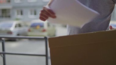 Postacı Kıza Kalem ve Belgeleri Veriyor, Kadın İmzalıyor ve Sipariş Alıyor