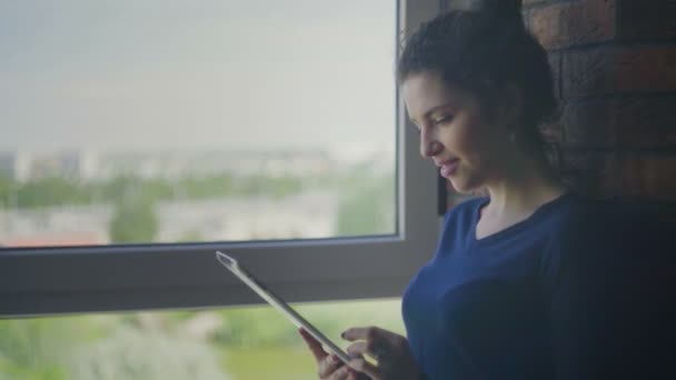 Mladá žena procházení on-line obchody na tablet — Stock video