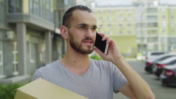 Cartero con caja llamando al cliente . — Vídeo de stock