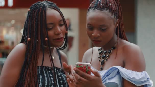 Due donne africane attraenti che fanno shopping online — Video Stock