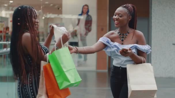 Güzel, genç Afrikalı kadınlar dükkandan alışveriş yapıyor. — Stok video