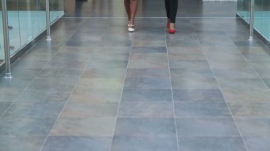 Afrikalı kadınların satılık çantalarla alışveriş merkezinde yürüdükleri kaydırak görüntüleri.