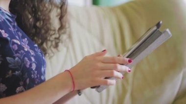 Çekici genç kadın dijital tablette kayıyor