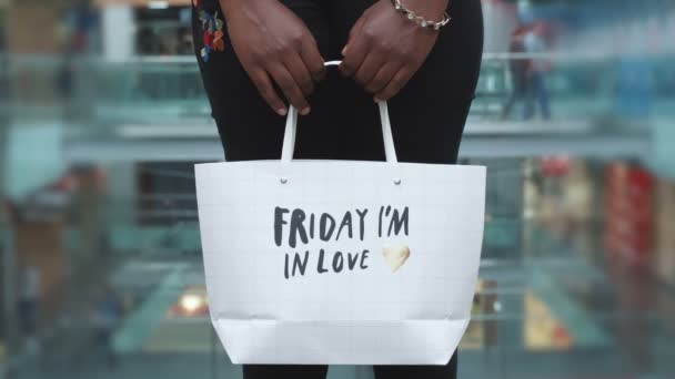 Žena drží legrační nákupní taška — Stock video