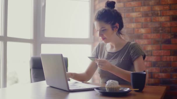 Mujer joven haciendo compras en línea utiliza tarjeta de débito en casa — Vídeos de Stock