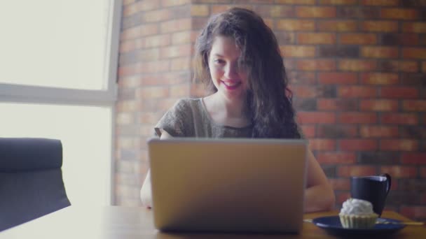 Mujer con pastel y té usando laptop — Vídeos de Stock