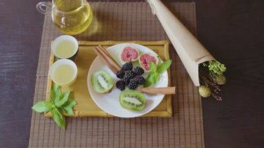 Cafe 'de Meyve ve Çayla Sağlıklı Kahvaltı