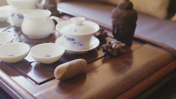 Traditionele Chinese thee ceremonie op houten tafel — Stockvideo