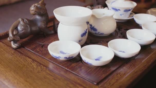 Zeremonie Chinesische Teetassen und Untertassen sind bedeckt — Stockvideo