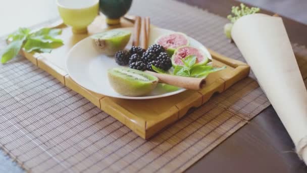 Snímek zdravé snídaně s ovocem a čajem — Stock video