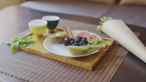 Slide shot van gezonde ontbijt met fruit en thee — Stockvideo