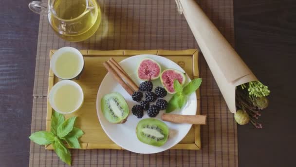 Zdrowe śniadanie z owocami i herbatą — Wideo stockowe
