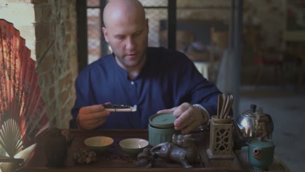 Der Meister gießt Teeblätter mit Wasser. Teezeremonie — Stockvideo